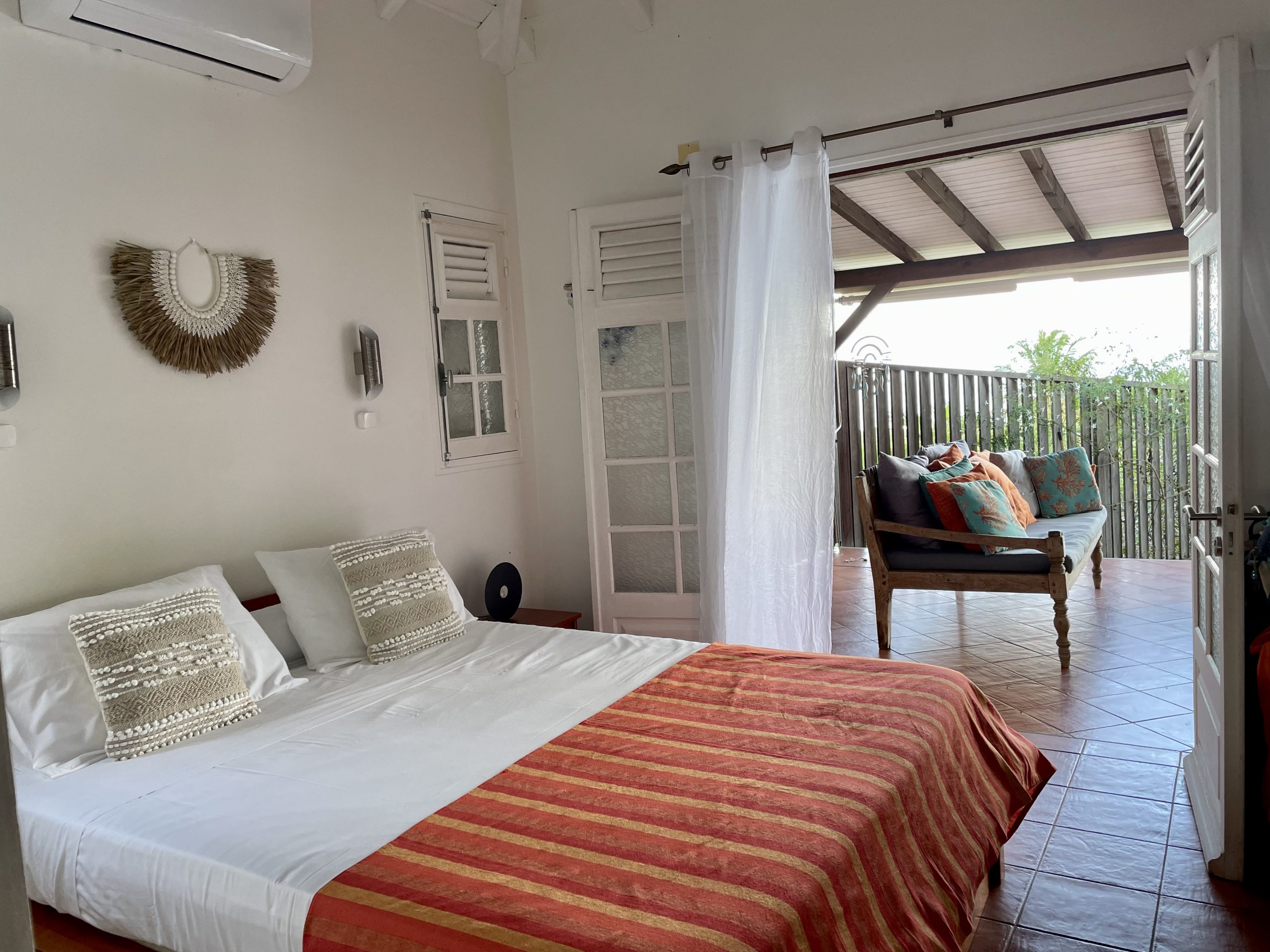 chambre 1 avec lit Queen size et vue mer villa libellule