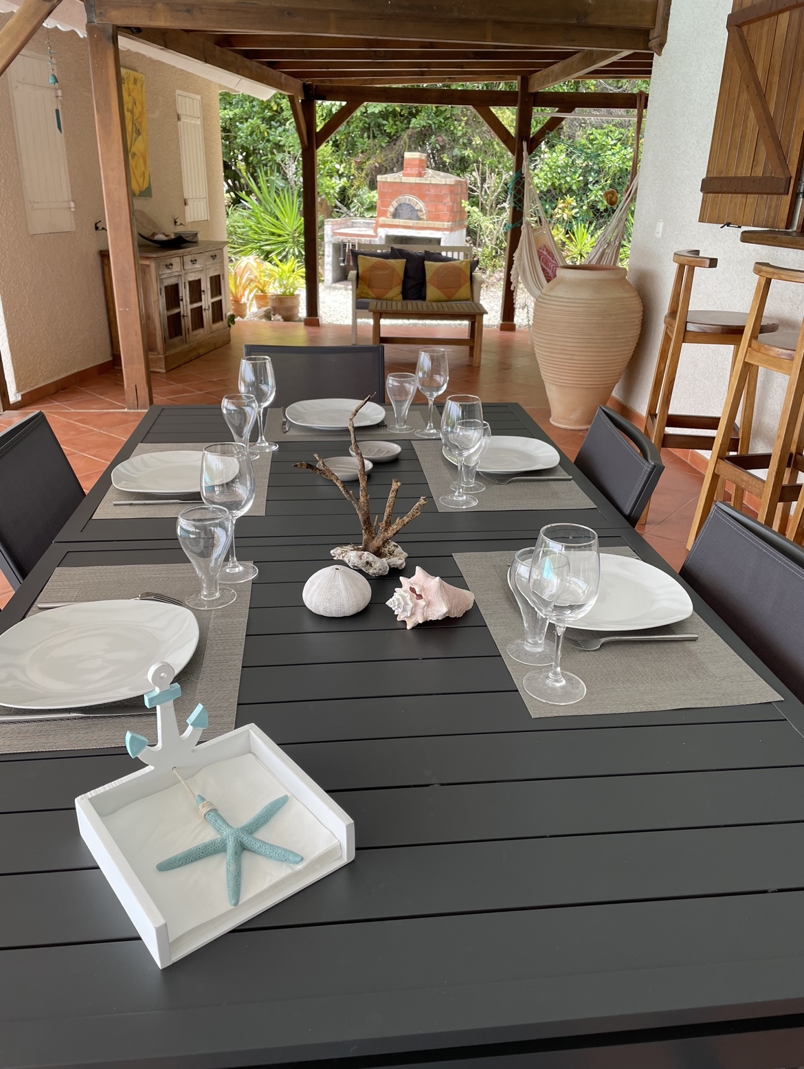 table à manger dressée villa libellule