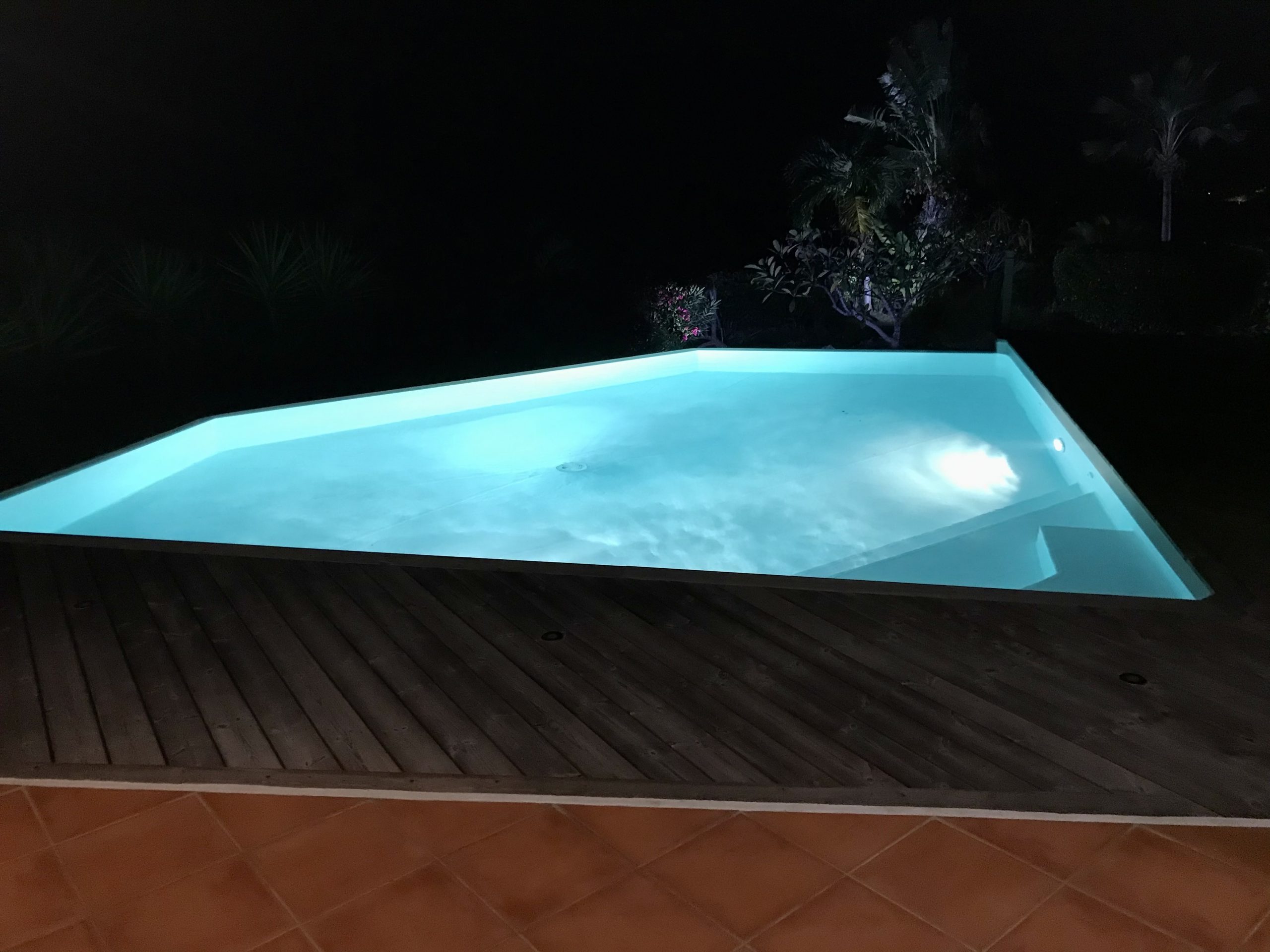 piscine éclairée le soir villa libellule