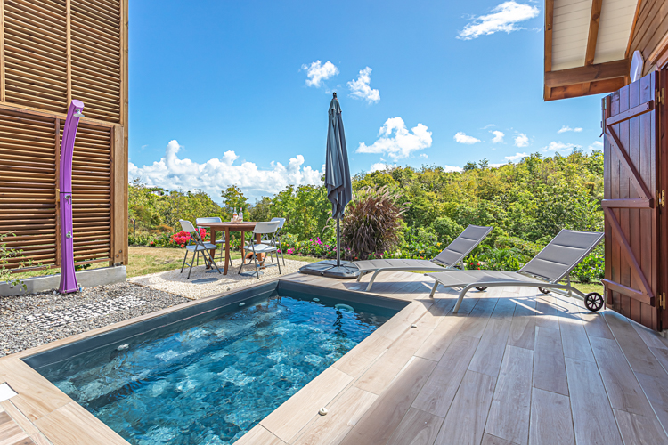 terrasse avec piscine privée du bungalow Sonia à Marie Galante