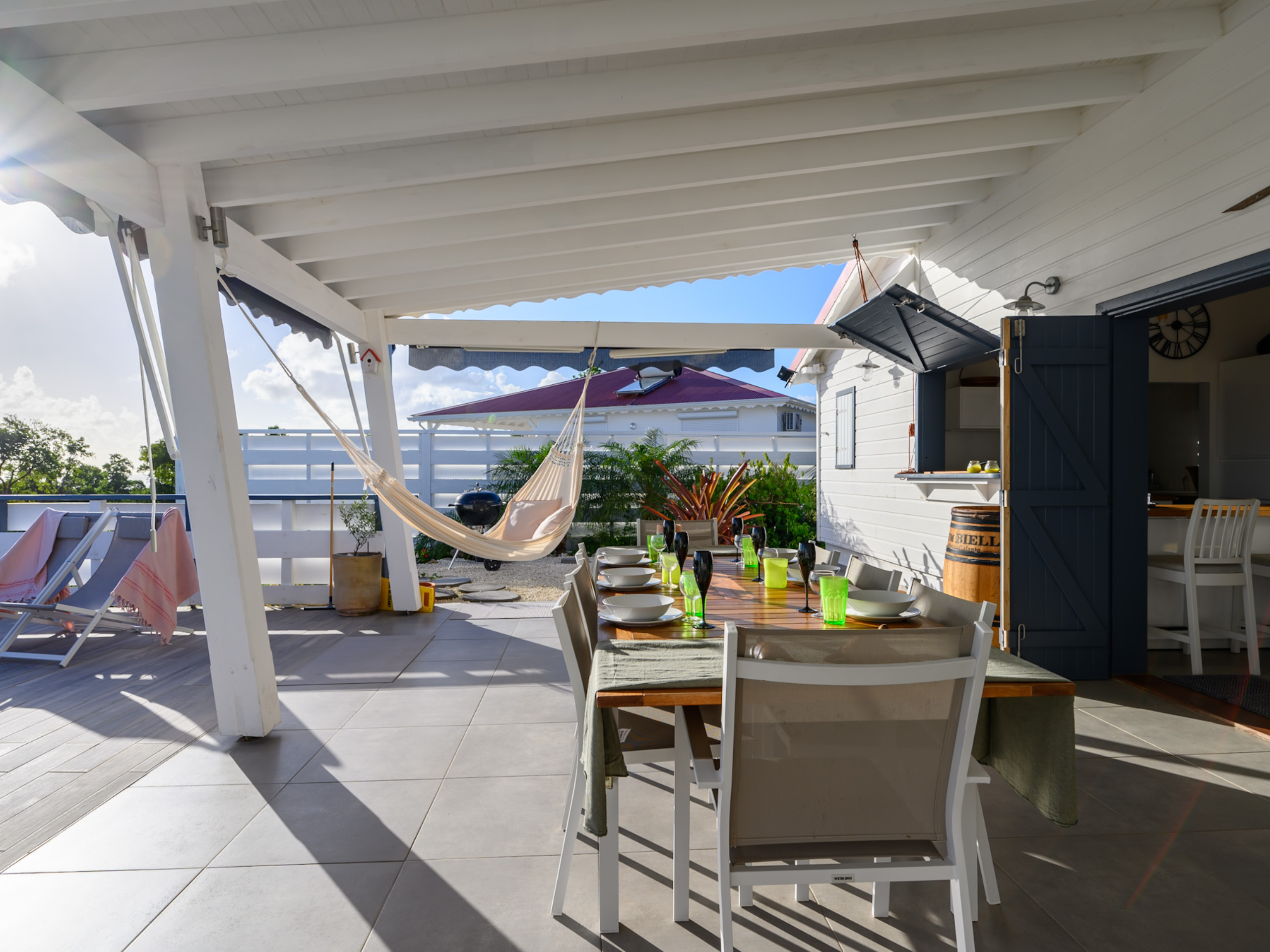 terrasse avec table à manger et mobilier d'extérieur villa paruline