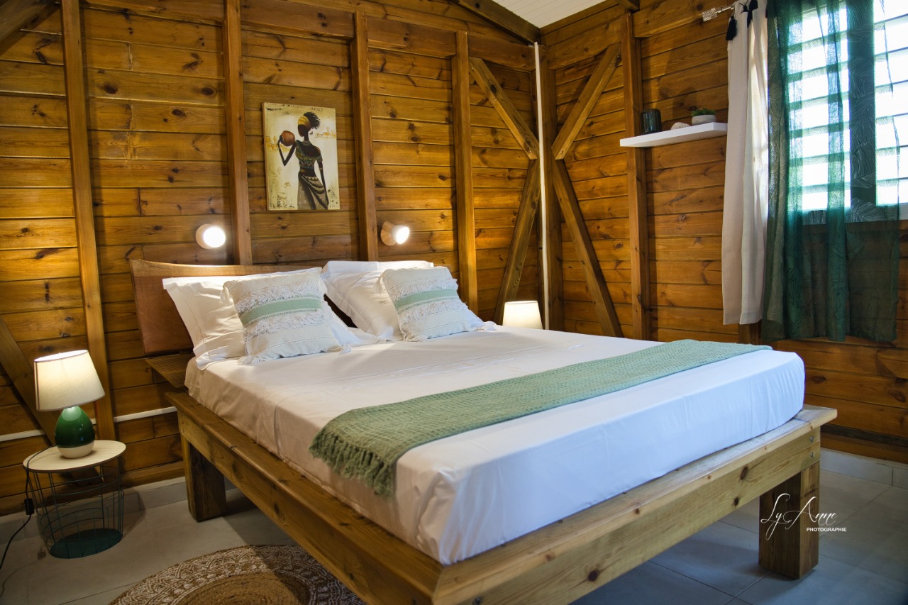 chambre climatisée avec grand lit double de la villa Kaz à l'o à Marie-Galante