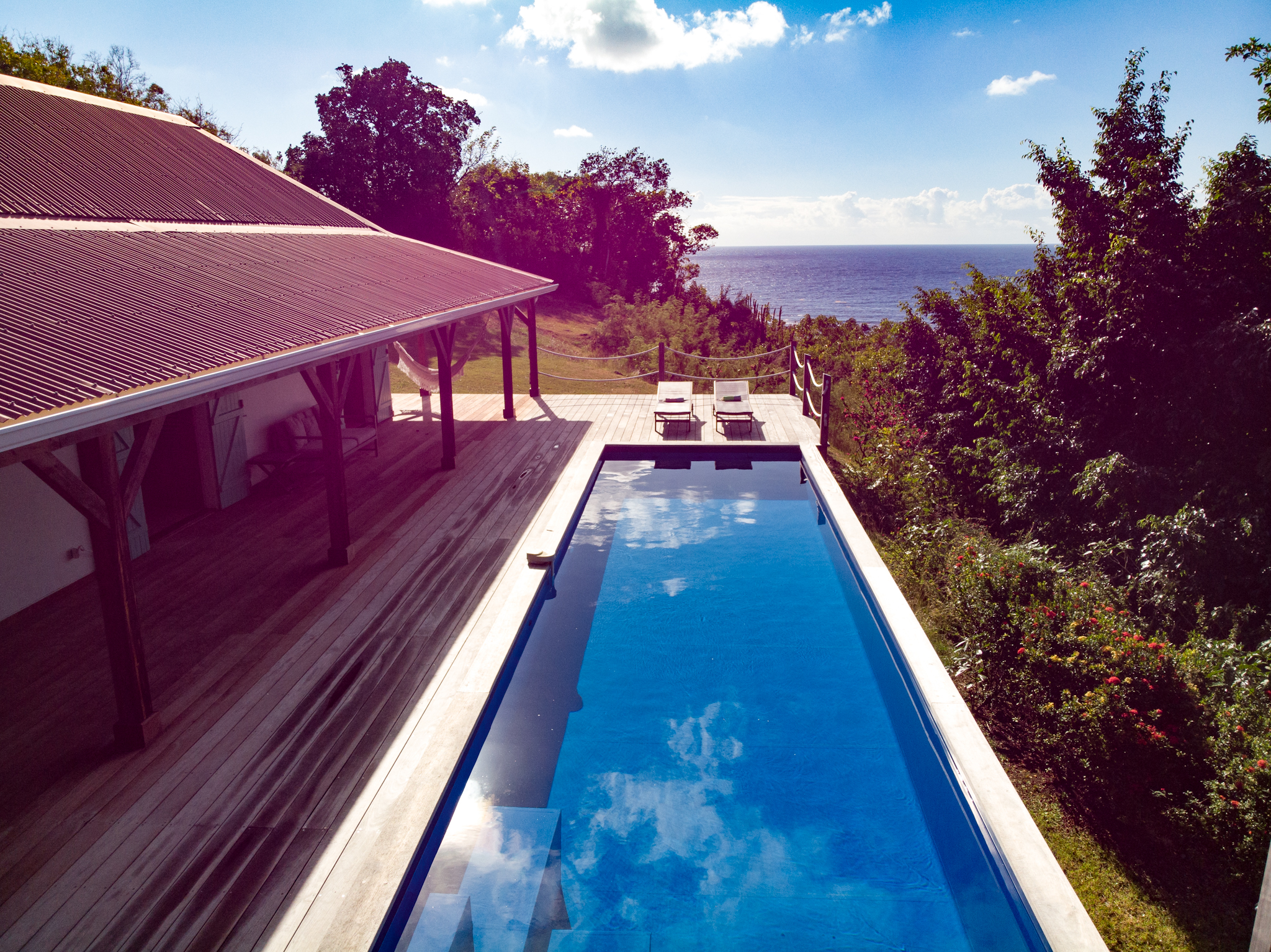 grande piscine avec vue mer de la villa coccoloba en location chez Otantik Villa