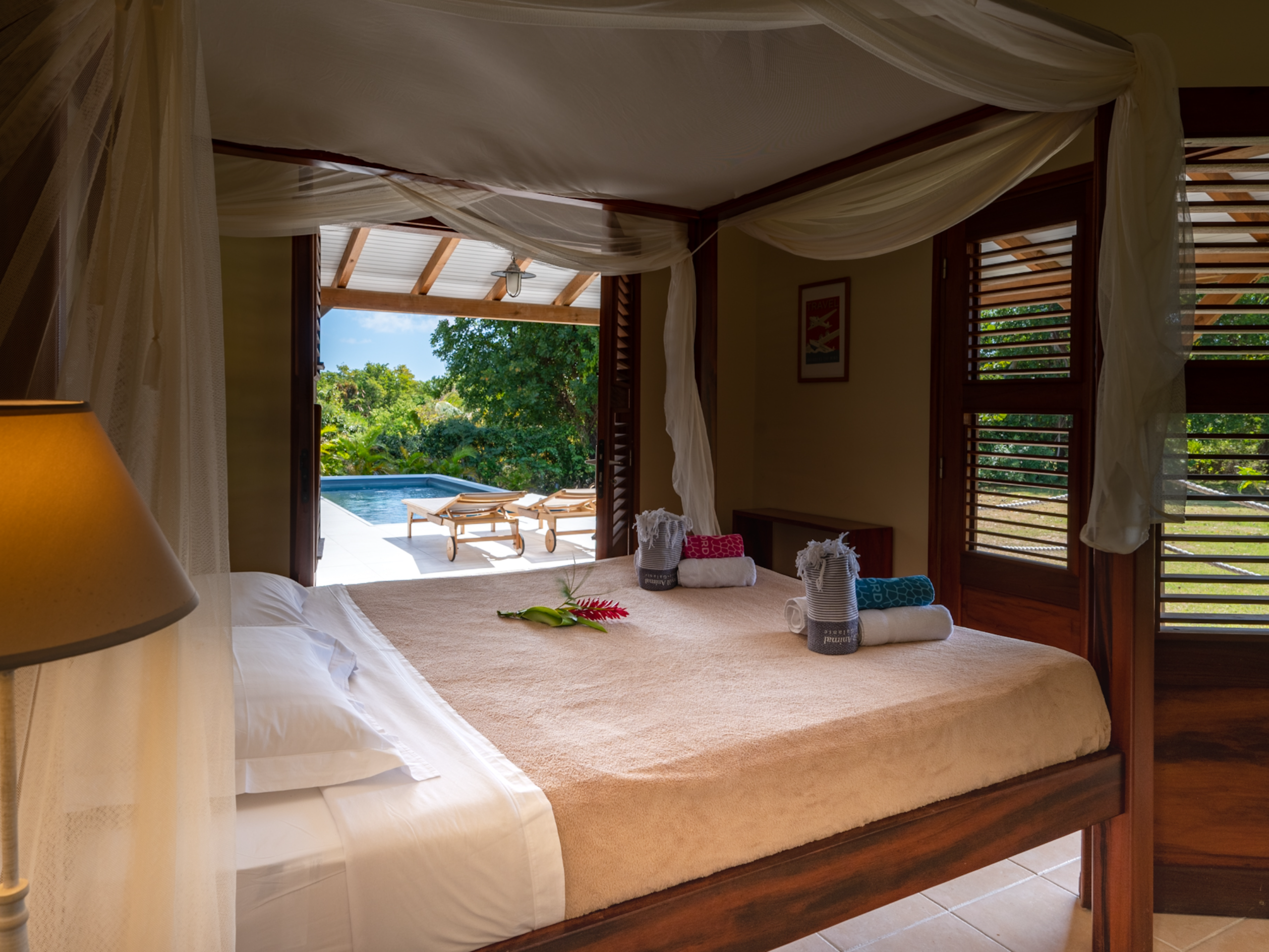 chambre avec lit queen size vue piscine villa jacaranda