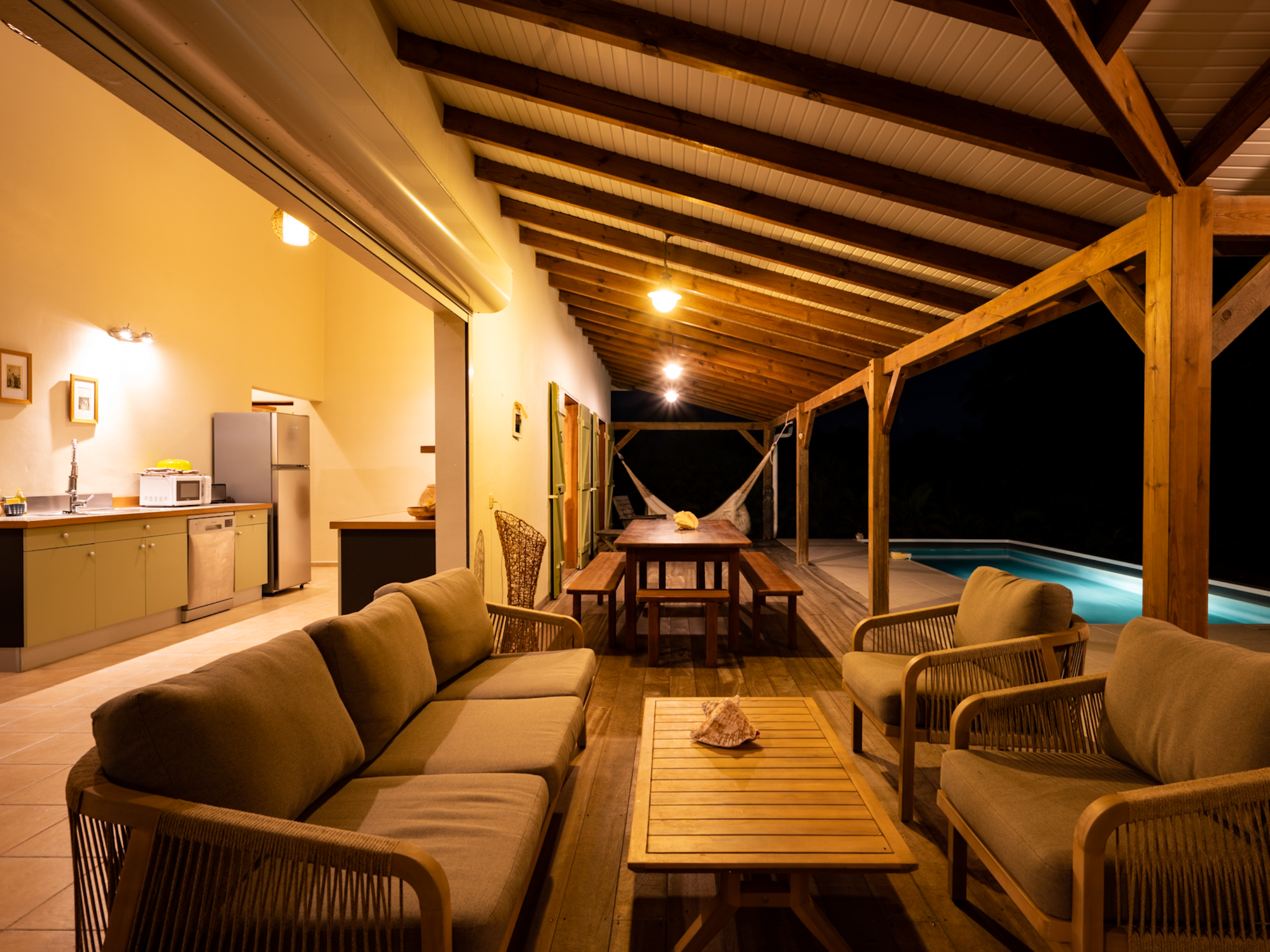 terrasse et pièce à vivre by night villa jacaranda