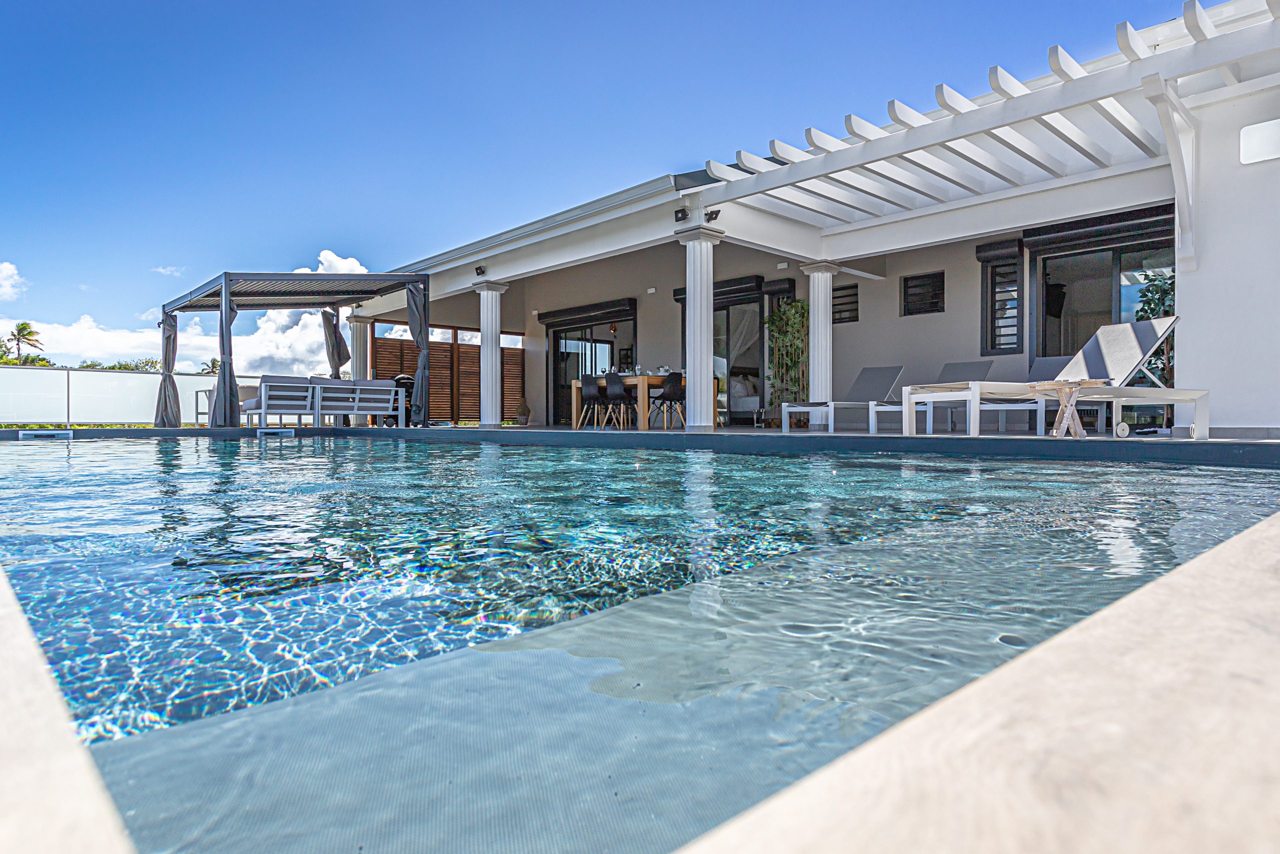superbe piscine avec vue mer de la Villa Mélina en location à Marie-Galante